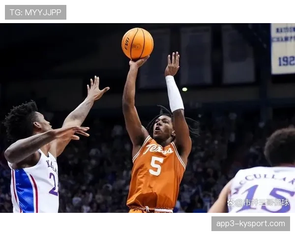 特写：替补奇兵，一名20岁小将在第90分钟打入保级生涯处子球后狂奔庆祝